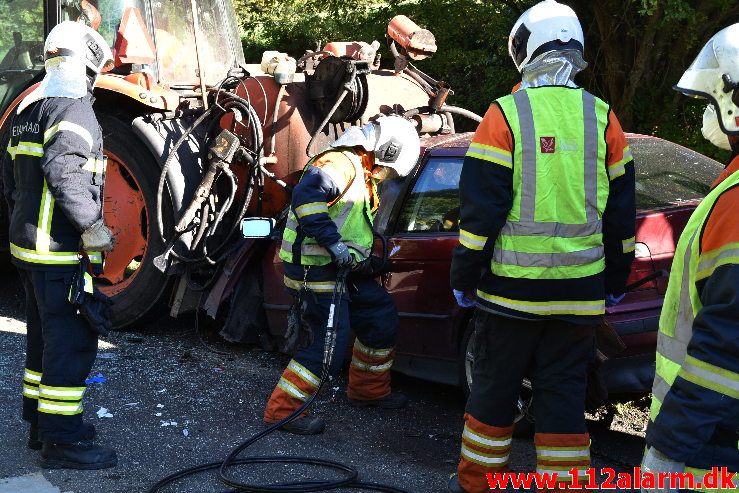 Banket op bag i en Traktor på rastepladsen. Ribe Landevej ved Nørre Vilstrup. 17/10-2020. Kl. 13:02.