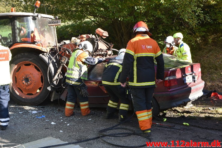 Banket op bag i en Traktor på rastepladsen. Ribe Landevej ved Nørre Vilstrup. 17/10-2020. Kl. 13:02.