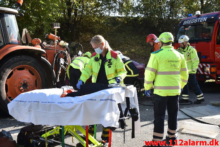 Banket op bag i en Traktor på rastepladsen. Ribe Landevej ved Nørre Vilstrup. 17/10-2020. Kl. 13:02.