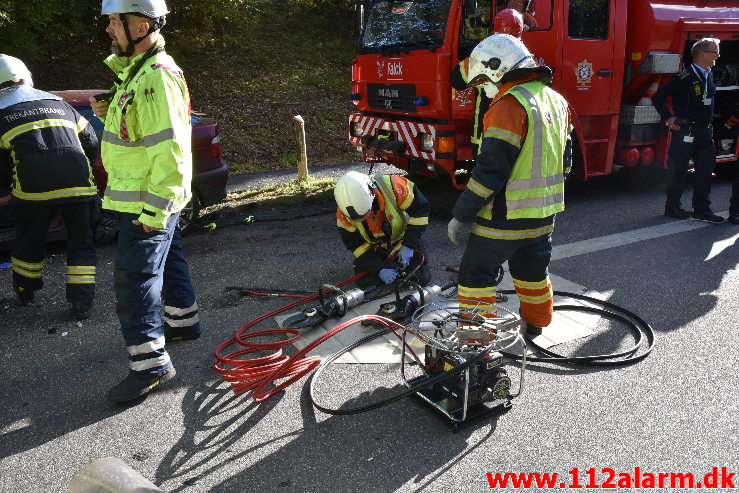 Banket op bag i en Traktor på rastepladsen. Ribe Landevej ved Nørre Vilstrup. 17/10-2020. Kl. 13:02.