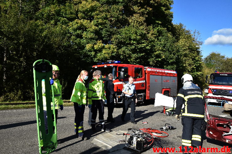 Banket op bag i en Traktor på rastepladsen. Ribe Landevej ved Nørre Vilstrup. 17/10-2020. Kl. 13:02.