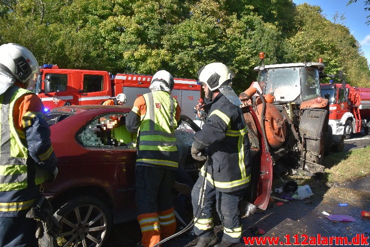 Banket op bag i en Traktor på rastepladsen. Ribe Landevej ved Nørre Vilstrup. 17/10-2020. Kl. 13:02.