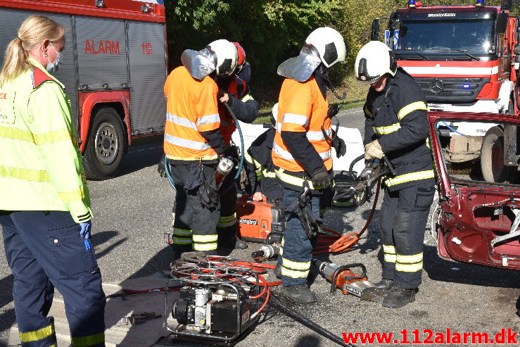 Banket op bag i en Traktor på rastepladsen. Ribe Landevej ved Nørre Vilstrup. 17/10-2020. Kl. 13:02.