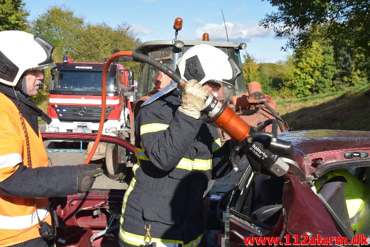 Banket op bag i en Traktor på rastepladsen. Ribe Landevej ved Nørre Vilstrup. 17/10-2020. Kl. 13:02.