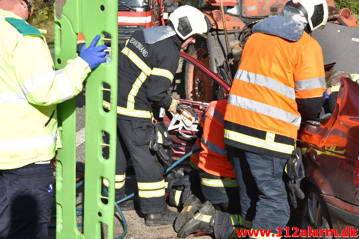 Banket op bag i en Traktor på rastepladsen. Ribe Landevej ved Nørre Vilstrup. 17/10-2020. Kl. 13:02.