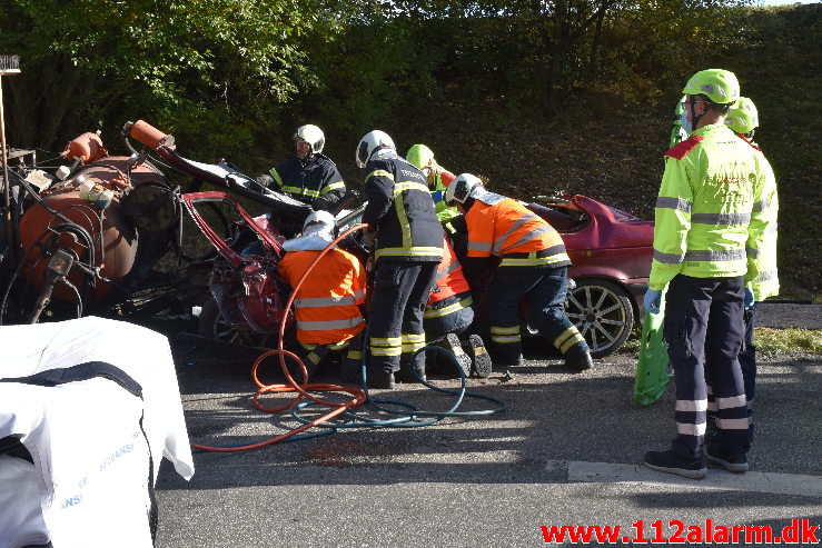 Banket op bag i en Traktor på rastepladsen. Ribe Landevej ved Nørre Vilstrup. 17/10-2020. Kl. 13:02.