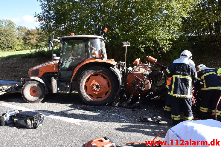 Banket op bag i en Traktor på rastepladsen. Ribe Landevej ved Nørre Vilstrup. 17/10-2020. Kl. 13:02.