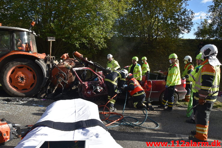 Banket op bag i en Traktor på rastepladsen. Ribe Landevej ved Nørre Vilstrup. 17/10-2020. Kl. 13:02.