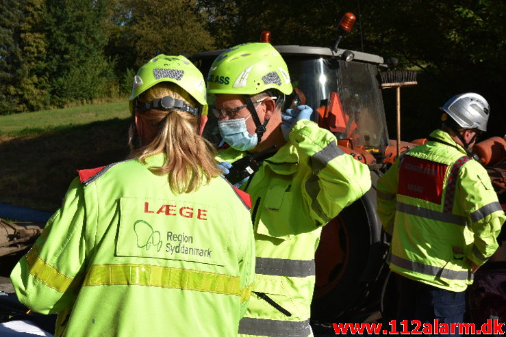 Banket op bag i en Traktor på rastepladsen. Ribe Landevej ved Nørre Vilstrup. 17/10-2020. Kl. 13:02.