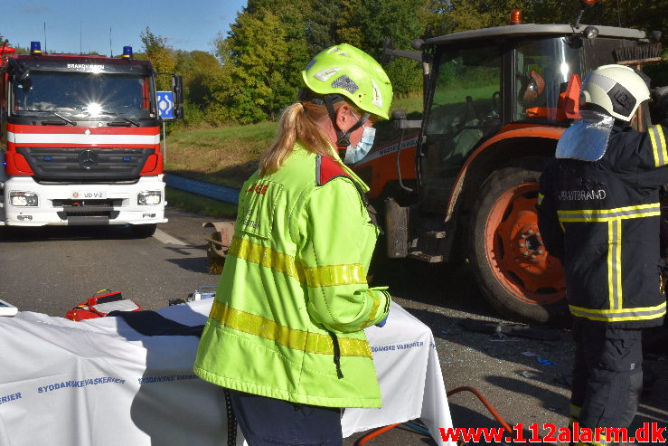 Banket op bag i en Traktor på rastepladsen. Ribe Landevej ved Nørre Vilstrup. 17/10-2020. Kl. 13:02.