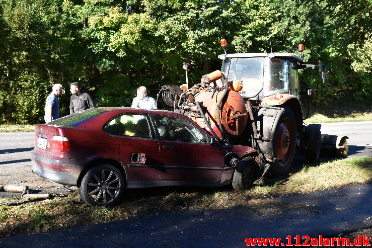 Banket op bag i en Traktor på rastepladsen. Ribe Landevej ved Nørre Vilstrup. 17/10-2020. Kl. 13:02.