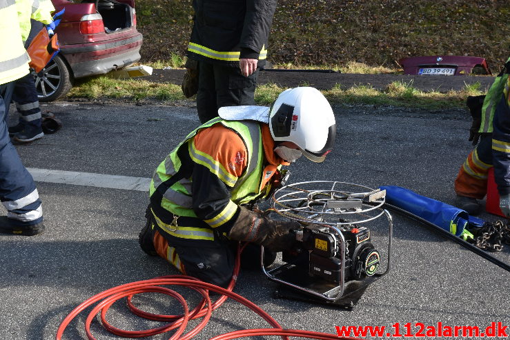 Banket op bag i en Traktor på rastepladsen. Ribe Landevej ved Nørre Vilstrup. 17/10-2020. Kl. 13:02.