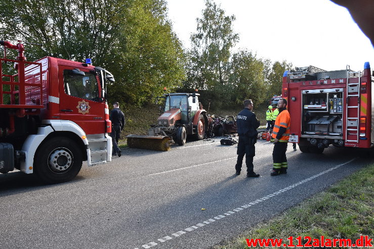 Banket op bag i en Traktor på rastepladsen. Ribe Landevej ved Nørre Vilstrup. 17/10-2020. Kl. 13:02.