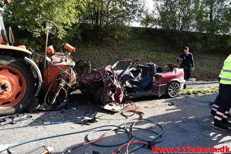 Banket op bag i en Traktor på rastepladsen. Ribe Landevej ved Nørre Vilstrup. 17/10-2020. Kl. 13:02.