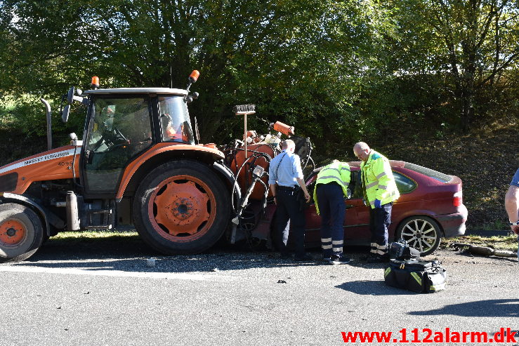 Banket op bag i en Traktor på rastepladsen. Ribe Landevej ved Nørre Vilstrup. 17/10-2020. Kl. 13:02.