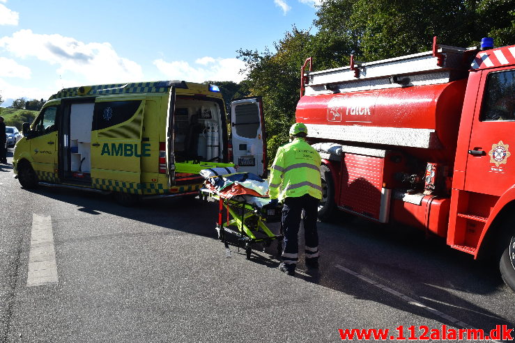 Banket op bag i en Traktor på rastepladsen. Ribe Landevej ved Nørre Vilstrup. 17/10-2020. Kl. 13:02.