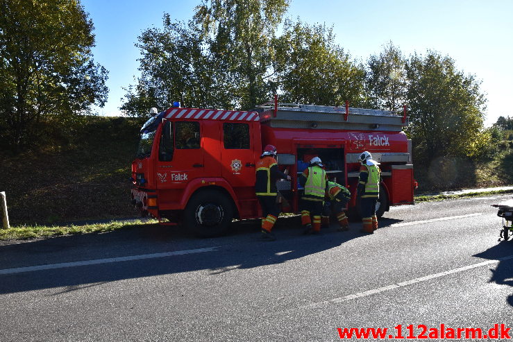 Banket op bag i en Traktor på rastepladsen. Ribe Landevej ved Nørre Vilstrup. 17/10-2020. Kl. 13:02.