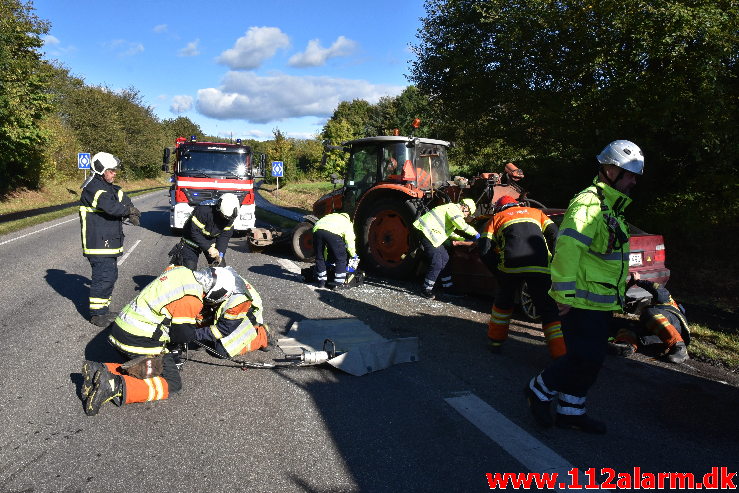 Banket op bag i en Traktor på rastepladsen. Ribe Landevej ved Nørre Vilstrup. 17/10-2020. Kl. 13:02.