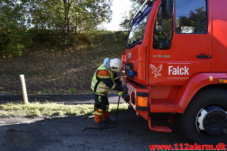 Banket op bag i en Traktor på rastepladsen. Ribe Landevej ved Nørre Vilstrup. 17/10-2020. Kl. 13:02.