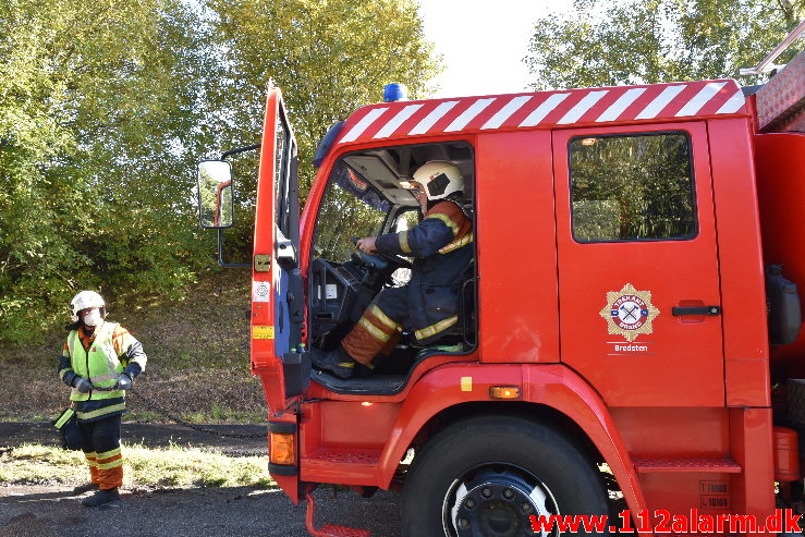 Banket op bag i en Traktor på rastepladsen. Ribe Landevej ved Nørre Vilstrup. 17/10-2020. Kl. 13:02.