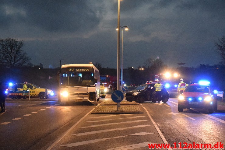 Personbil kørte ud foran skolebus. Viborgvej ved Hornstrup Mølleby. 04/12-2020. Kl. 07:37.