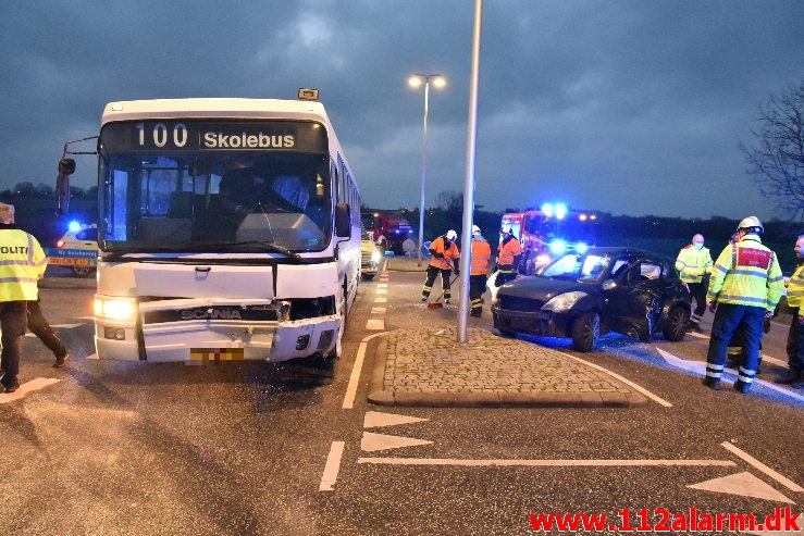 Personbil kørte ud foran skolebus. Viborgvej ved Hornstrup Mølleby. 04/12-2020. Kl. 07:37.