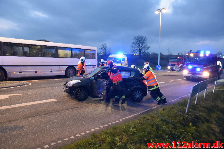 Personbil kørte ud foran skolebus. Viborgvej ved Hornstrup Mølleby. 04/12-2020. Kl. 07:37.