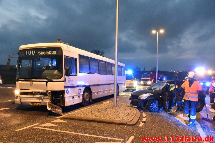 Personbil kørte ud foran skolebus. Viborgvej ved Hornstrup Mølleby. 04/12-2020. Kl. 07:37.