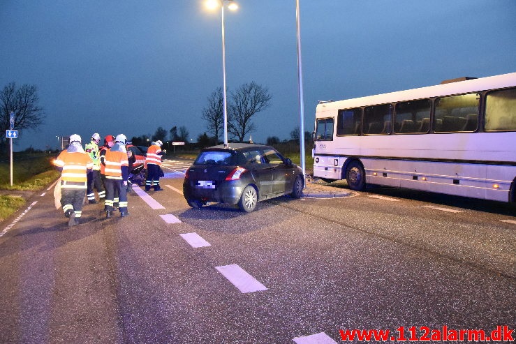 Personbil kørte ud foran skolebus. Viborgvej ved Hornstrup Mølleby. 04/12-2020. Kl. 07:37.