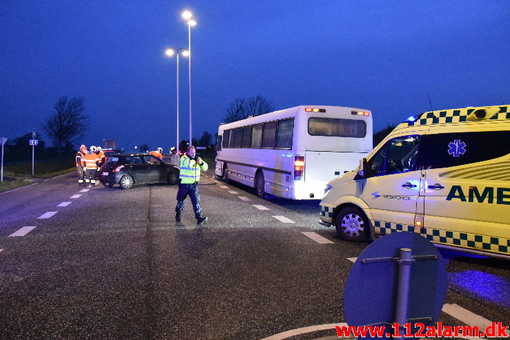 Personbil kørte ud foran skolebus. Viborgvej ved Hornstrup Mølleby. 04/12-2020. Kl. 07:37.