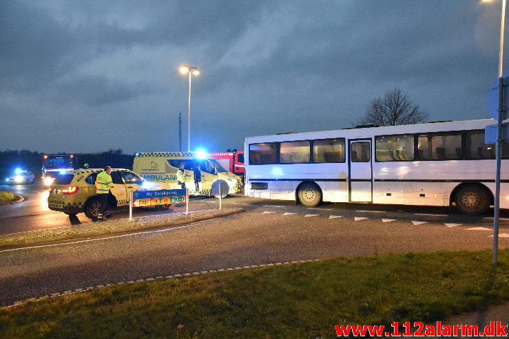 Personbil kørte ud foran skolebus. Viborgvej ved Hornstrup Mølleby. 04/12-2020. Kl. 07:37.