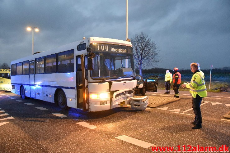 Personbil kørte ud foran skolebus. Viborgvej ved Hornstrup Mølleby. 04/12-2020. Kl. 07:37.