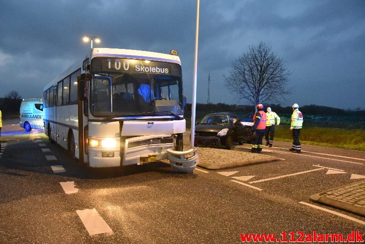 Personbil kørte ud foran skolebus. Viborgvej ved Hornstrup Mølleby. 04/12-2020. Kl. 07:37.