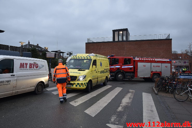 Elevatoren faldt ned over montøren. Vejle Banegård. 14/12-2020. Kl. 10:01.