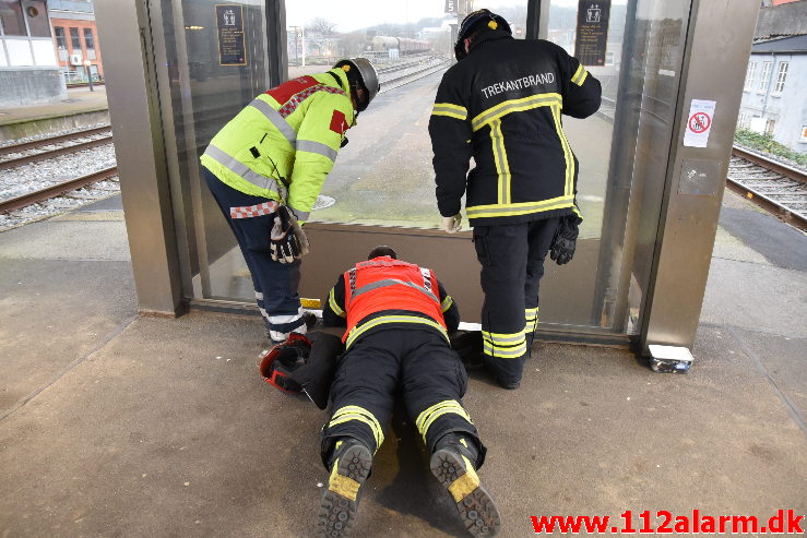 Elevatoren faldt ned over montøren. Vejle Banegård. 14/12-2020. Kl. 10:01.