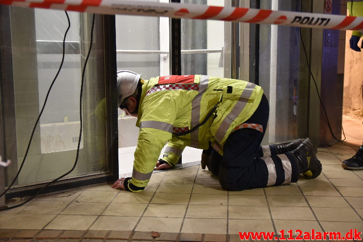 Elevatoren faldt ned over montøren. Vejle Banegård. 14/12-2020. Kl. 10:01.