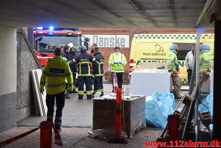 Elevatoren faldt ned over montøren. Vejle Banegård. 14/12-2020. Kl. 10:01.