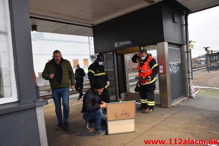 Elevatoren faldt ned over montøren. Vejle Banegård. 14/12-2020. Kl. 10:01.