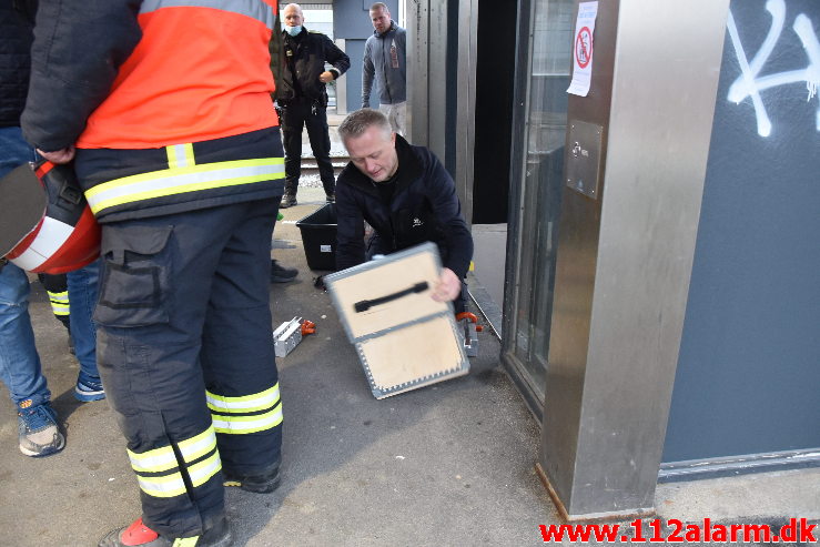 Elevatoren faldt ned over montøren. Vejle Banegård. 14/12-2020. Kl. 10:01.