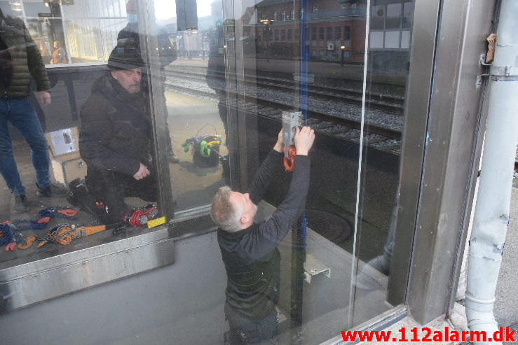 Elevatoren faldt ned over montøren. Vejle Banegård. 14/12-2020. Kl. 10:01.