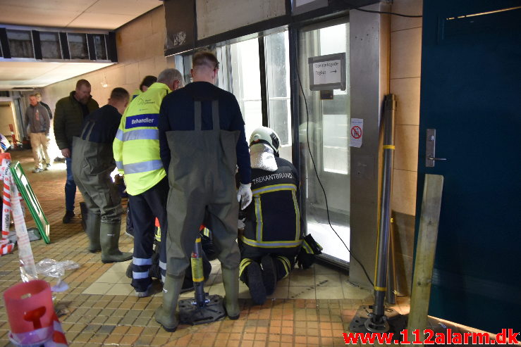 Elevatoren faldt ned over montøren. Vejle Banegård. 14/12-2020. Kl. 10:01.