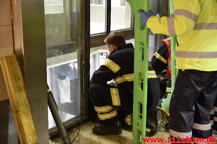 Elevatoren faldt ned over montøren. Vejle Banegård. 14/12-2020. Kl. 10:01.