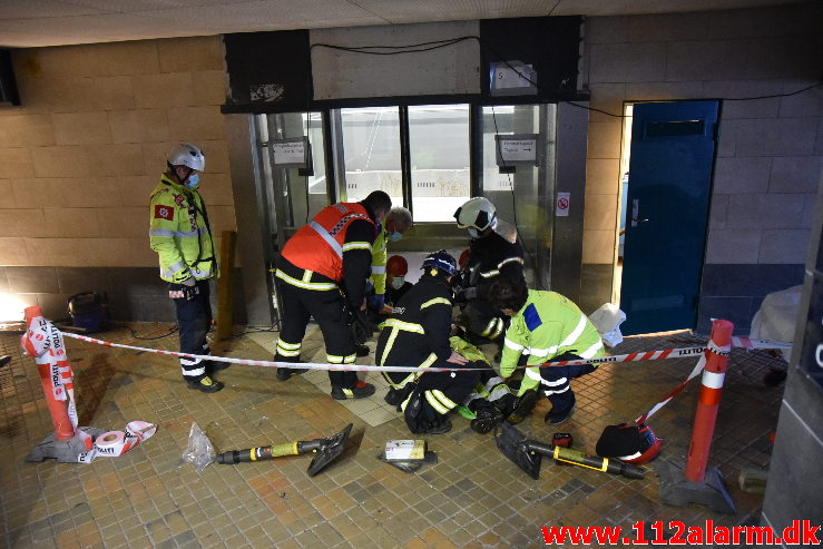 Elevatoren faldt ned over montøren. Vejle Banegård. 14/12-2020. Kl. 10:01.