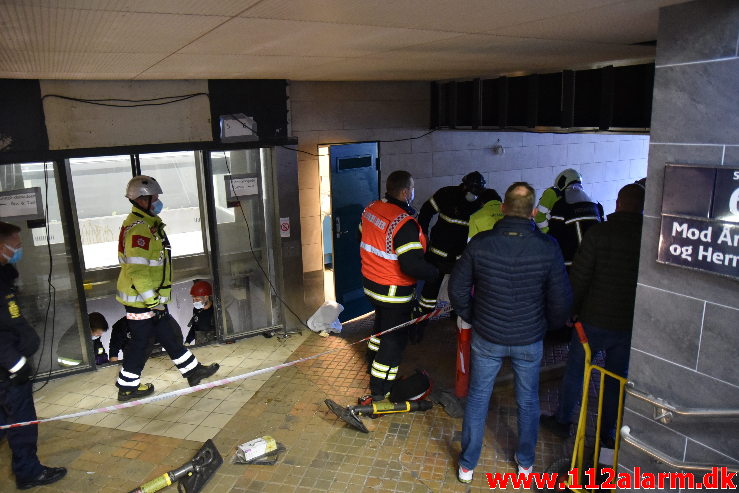 Elevatoren faldt ned over montøren. Vejle Banegård. 14/12-2020. Kl. 10:01.