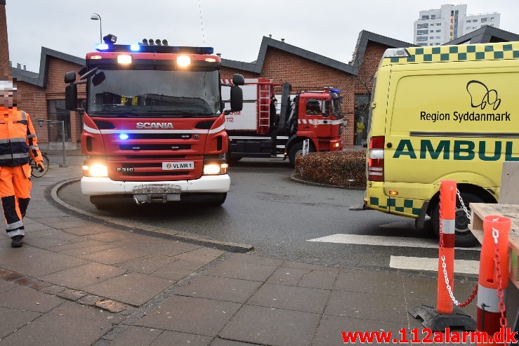 Elevatoren faldt ned over montøren. Vejle Banegård. 14/12-2020. Kl. 10:01.