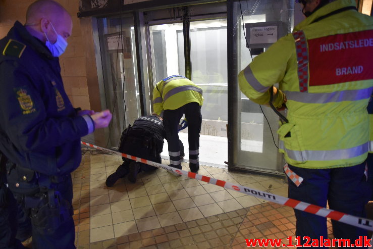 Elevatoren faldt ned over montøren. Vejle Banegård. 14/12-2020. Kl. 10:01.