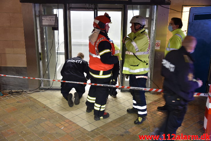 Elevatoren faldt ned over montøren. Vejle Banegård. 14/12-2020. Kl. 10:01.