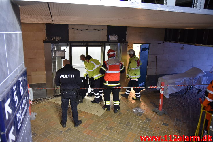 Elevatoren faldt ned over montøren. Vejle Banegård. 14/12-2020. Kl. 10:01.