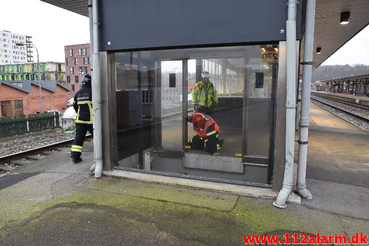 Elevatoren faldt ned over montøren. Vejle Banegård. 14/12-2020. Kl. 10:01.