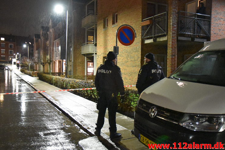 Politiet har spærret hele gaden. Valdemarsgade i Vejle. 27/12-2020. Ca. Kl. 15.